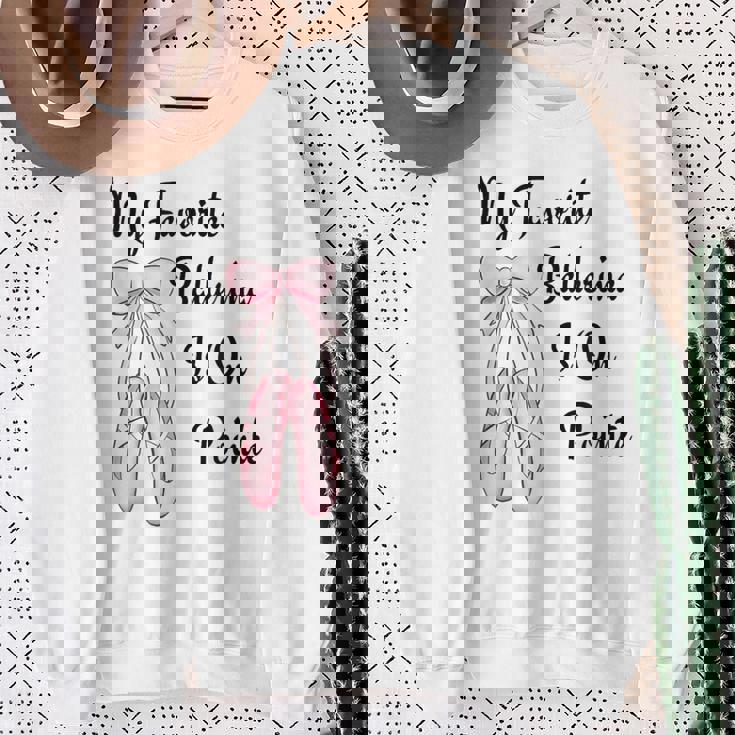 バレエバレリーナダンス My Favorite Ballerina Is On Pointe スウェットシャツ 年配の女性への贈り物