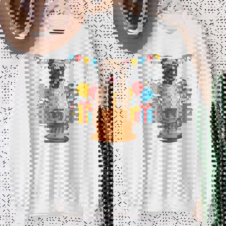 パグ 1歳 誕生日 お祝い ケーキ ペット 動物 犬 オーナー パグ スウェットシャツ 年配の女性への贈り物