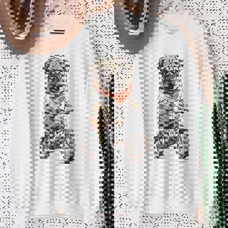 パグ いぬ イラスト パグ好き 犬好き 自転車 かわいい おもしろ レトロ かっこいい スウェットシャツ 年配の女性への贈り物