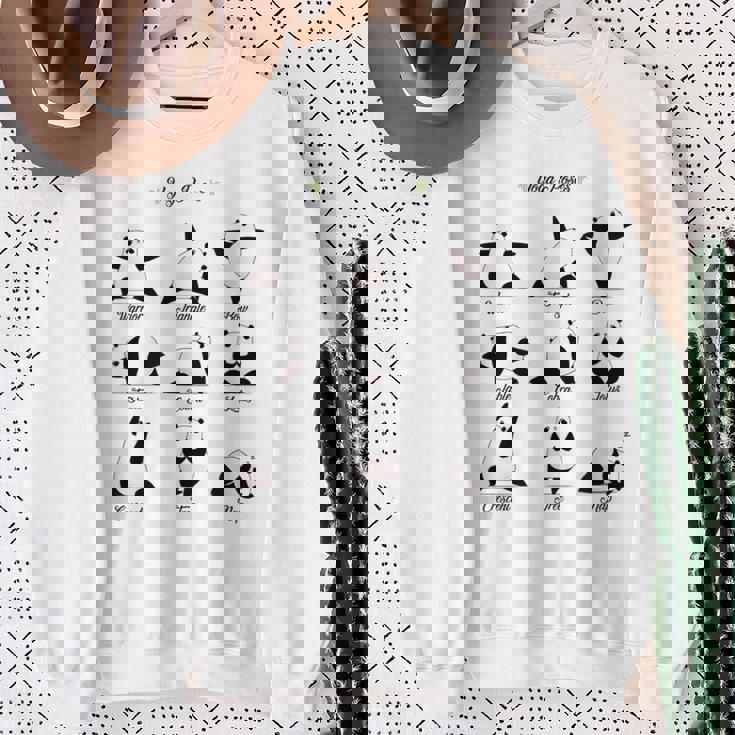 パンダヨガポーズ、パンダは異なるヨガポジションを作ります。 スウェットシャツ 年配の女性への贈り物