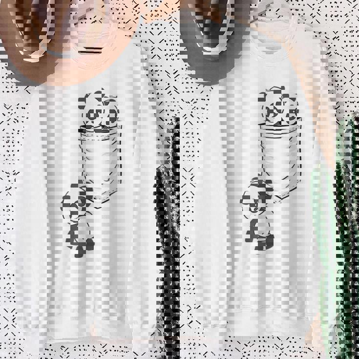 パンダ愛好家のためのポケットの中のかわいいカワイイベイビーパンダ スウェットシャツ 年配の女性への贈り物