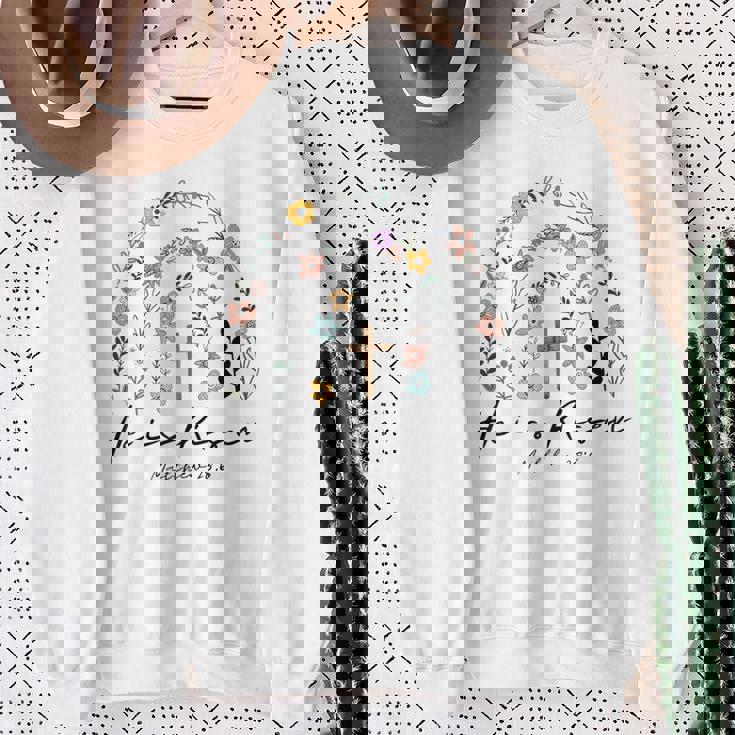 ヒ・イズ・ライゼン・フラワーズ・レインボー・ジーザス スウェットシャツ 年配の女性への贈り物