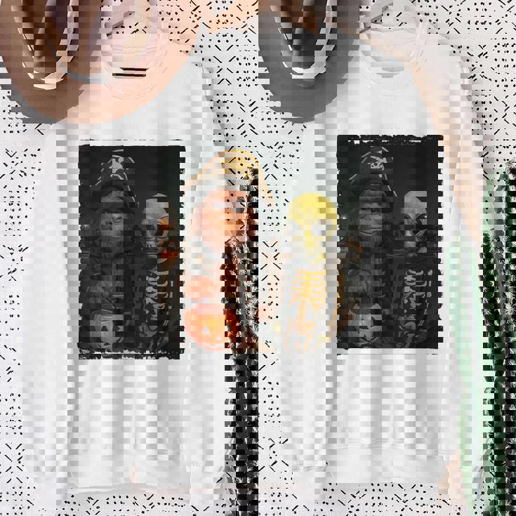 ビッグフットエイリアン 面白い ハロウィン トリック ドア カメラビュー スウェットシャツ 年配の女性への贈り物