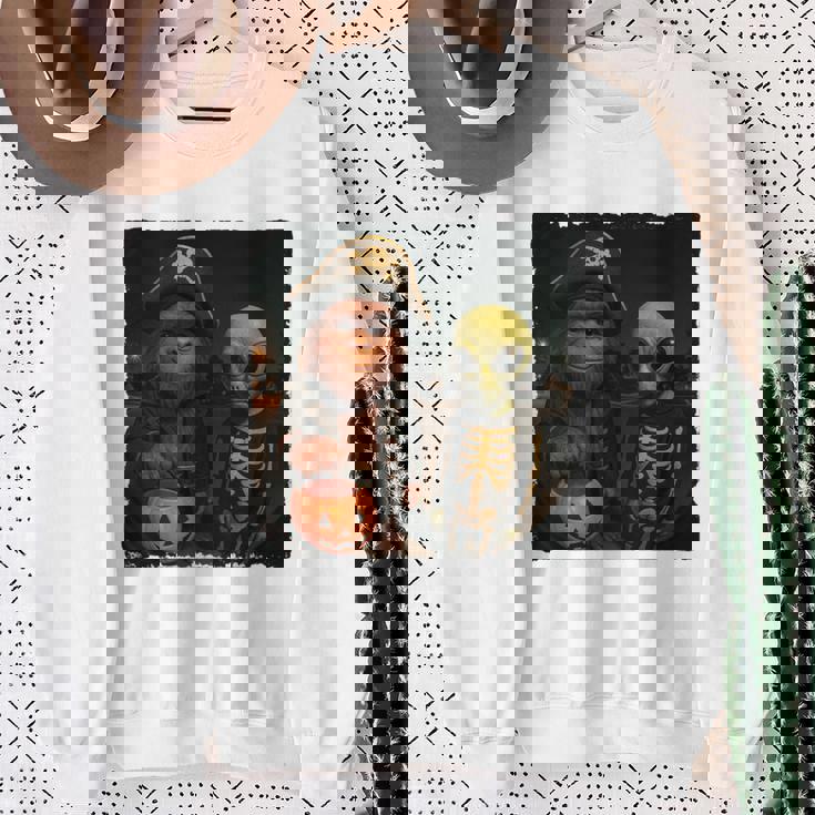 ビッグフットエイリアン 面白い ハロウィン トリック ドア カメラビュー 長袖tシャツ スウェットシャツ 年配の女性への贈り物