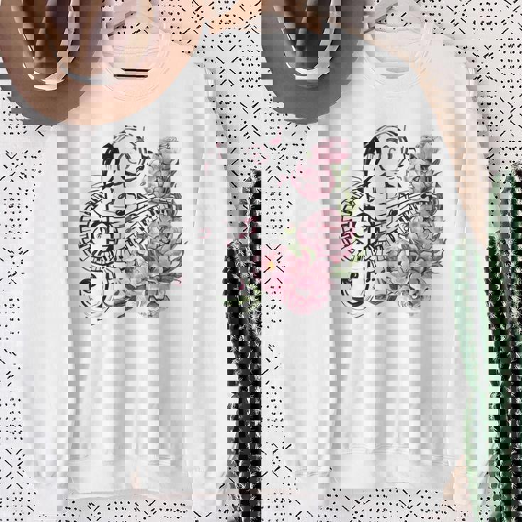 ピアノの鍵盤、音符、花 スウェットシャツ 年配の女性への贈り物