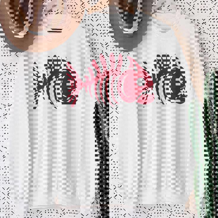 ピラニアスケルトン。魚の頭蓋骨と骨の様式化されたデザイン。 スウェットシャツ 年配の女性への贈り物