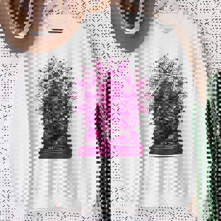 ピンク 象 ヒンドゥー教 ガネーシャ オーナメント スウェットシャツ 年配の女性への贈り物