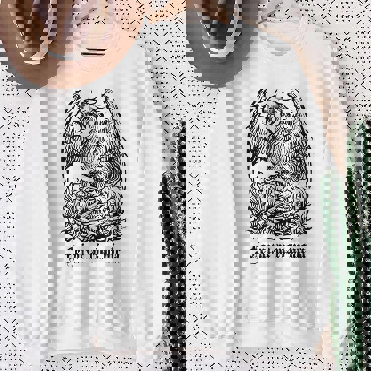 フェニックス。神話の鳥。灰から生まれ変わる。 スウェットシャツ 年配の女性への贈り物