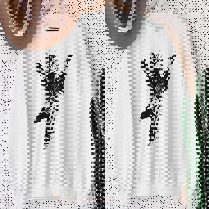 フライングvギターで遊ぶ猫 スウェットシャツ 年配の女性への贈り物