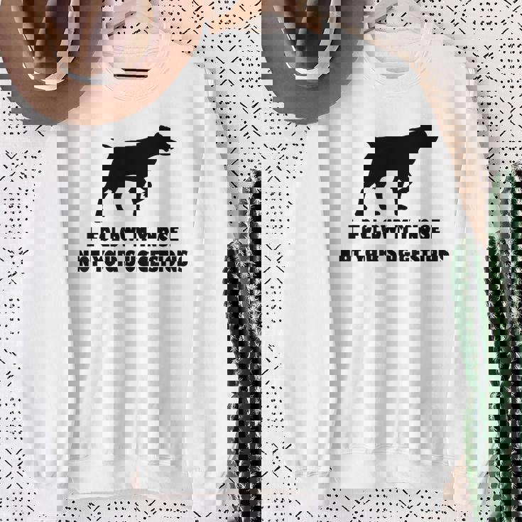 ブリタニー・スパニエル 私はあなたの提案ではなく私の鼻に従います スウェットシャツ 年配の女性への贈り物