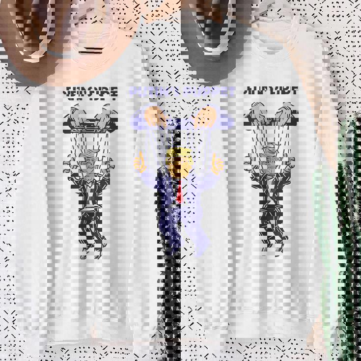 プーチンの操り人形トランプはロシアの資産政治パロディです スウェットシャツ 年配の女性への贈り物