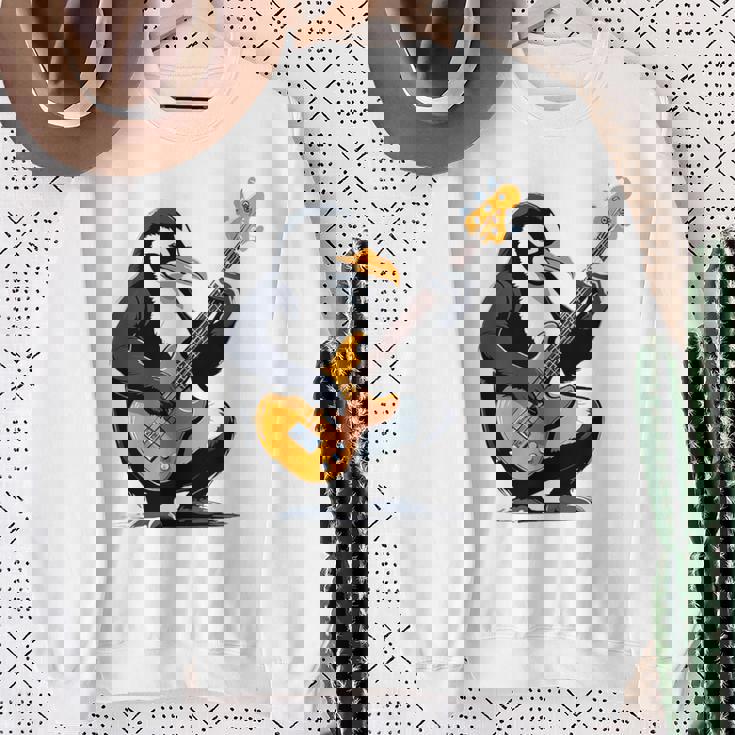 ベースギターを弾くペンギン ペンギン スウェットシャツ 年配の女性への贈り物