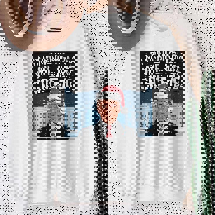 ホワイトハウスのクリスマス・トランプ・ファニー・ホリデーを夢見ている 長袖tシャツ スウェットシャツ 年配の女性への贈り物