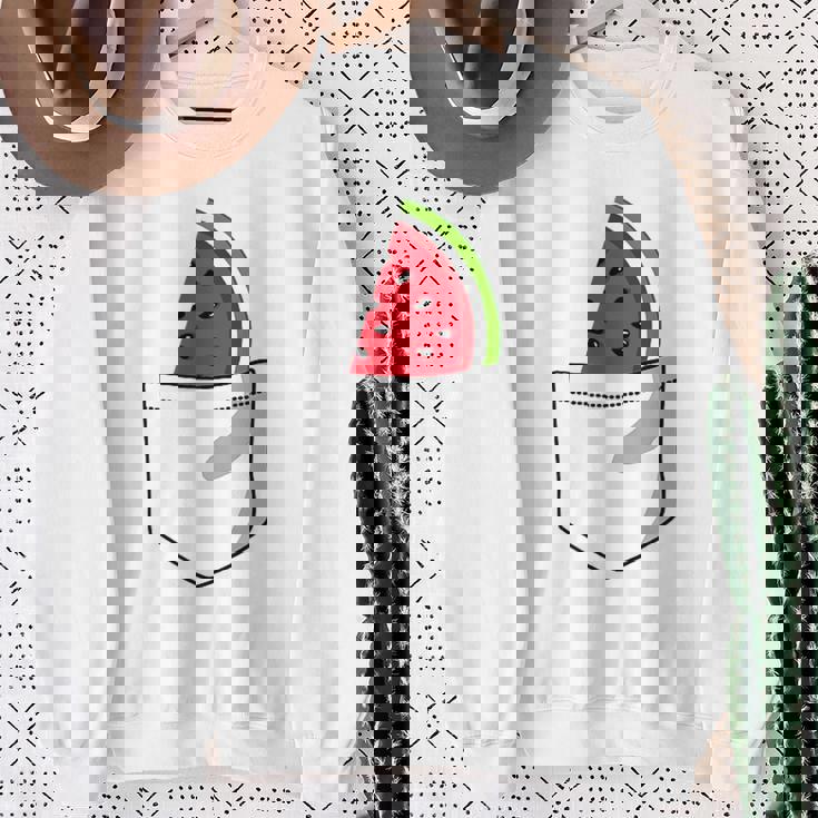 ポケットに入ったスイカのポケットプリントの面白いスイカ。 スウェットシャツ 年配の女性への贈り物