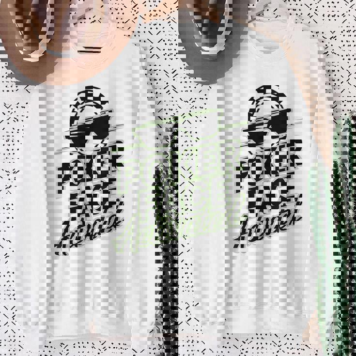 ポーカーフェイス活性化テキサスホールデムポーカーカード愛好家。 スウェットシャツ 年配の女性への贈り物