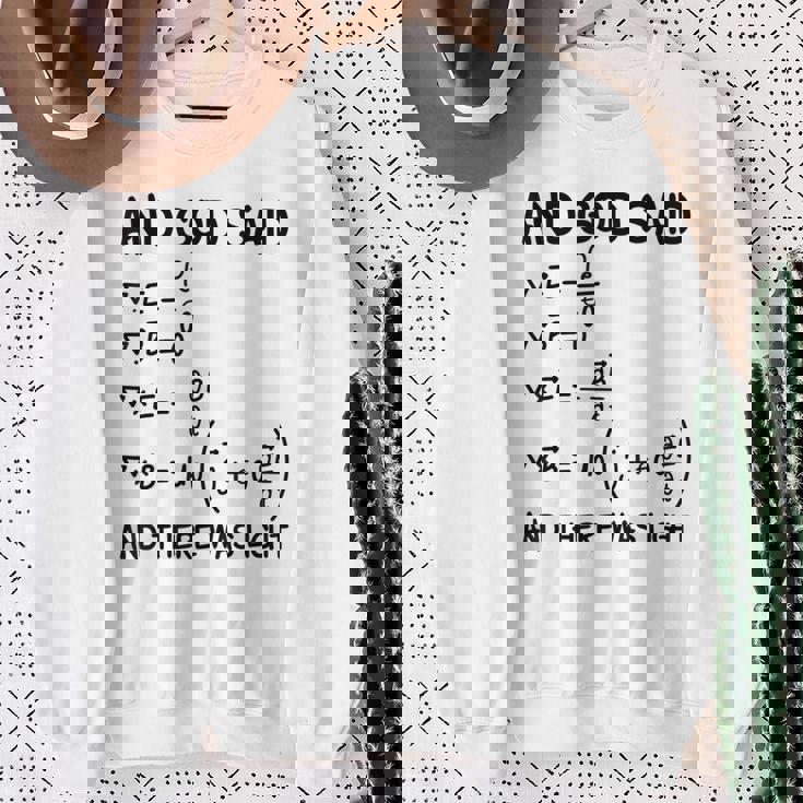 マクスウェル方程式と神は言って、光があった スウェットシャツ 年配の女性への贈り物