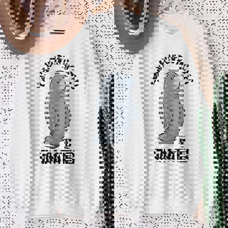 マナティーに気を取られる かわいい 海の動物 マナティー スウェットシャツ 年配の女性への贈り物