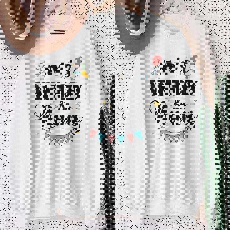 ママとしての私の1歳の誕生日パーティーイヤーを祝うママ スウェットシャツ 年配の女性への贈り物