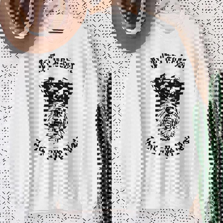 ミニチュアシュナウザー 私のセラピストは鼻が濡れています スウェットシャツ 年配の女性への贈り物