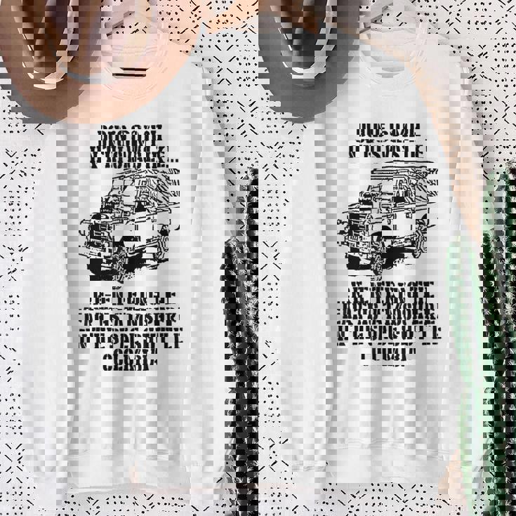 ミリタリーユーモア ランドローバーのファン スウェットシャツ 年配の女性への贈り物