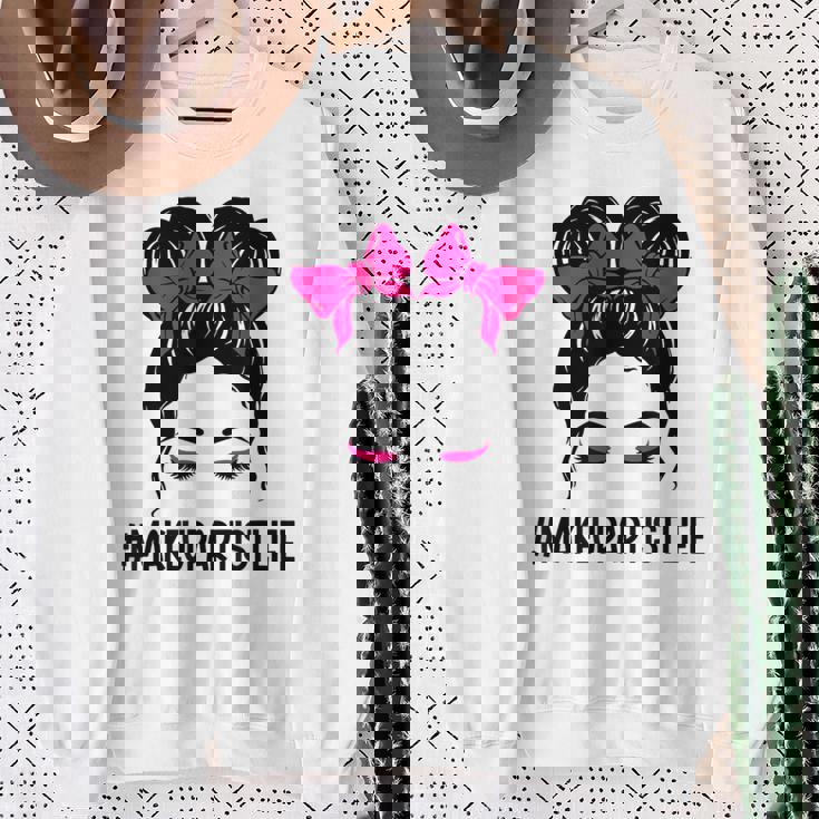 メイクアップアーティスト 美容師 美容師 顔 乱雑なお団子 スウェットシャツ 年配の女性への贈り物