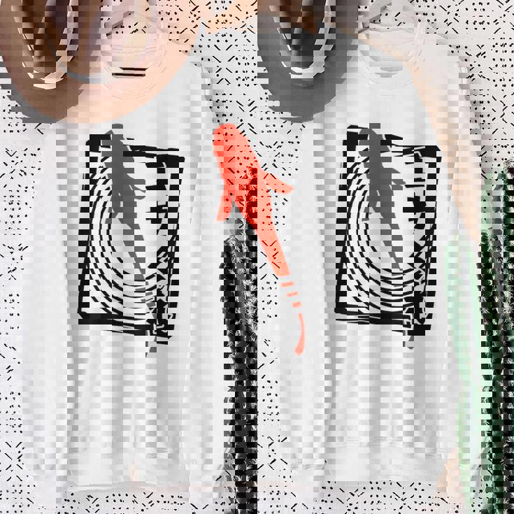 メダカ：ハンコスタンプデザインで描かれたメダカはエサを欲す。 スウェットシャツ 年配の女性への贈り物