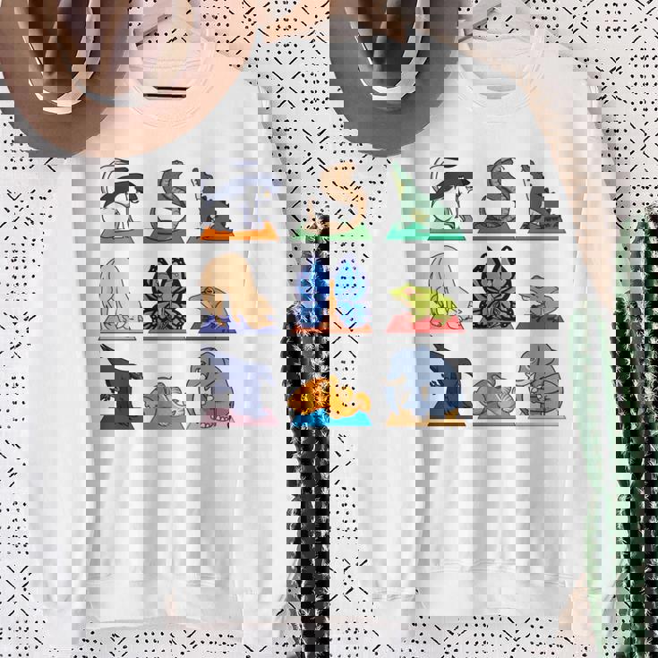 ヨガ動物のポジション 長袖tシャツ スウェットシャツ 年配の女性への贈り物