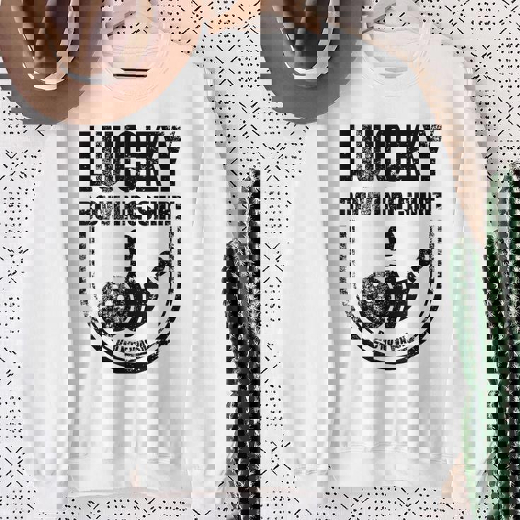 ラッキーボウリングシャツはボウラーのための面白い引用を洗わないでください スウェットシャツ 年配の女性への贈り物