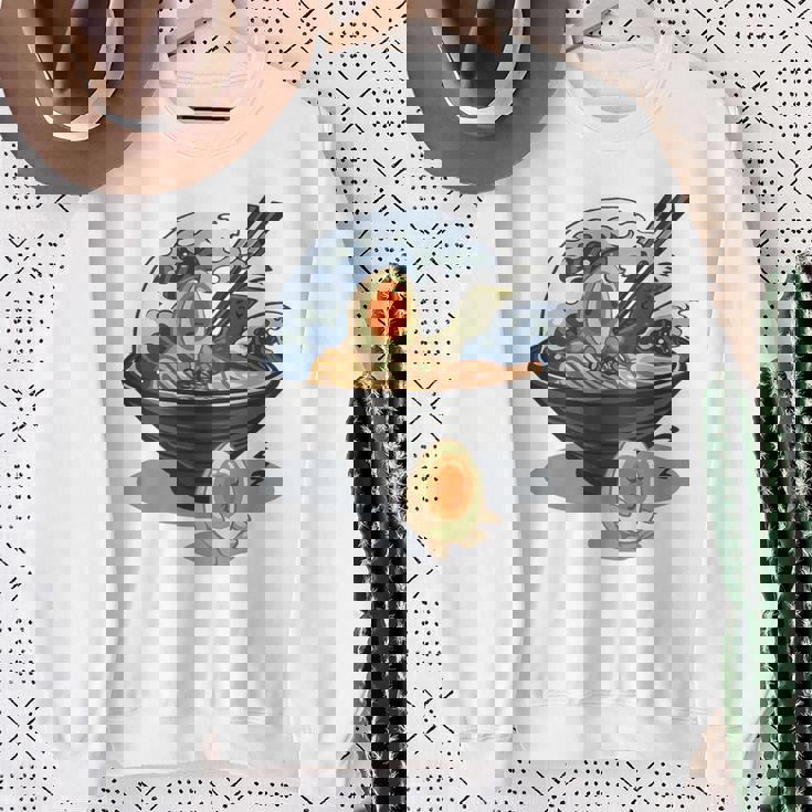 ラーメン 海 波 寝ぼける たまご スウェットシャツ 年配の女性への贈り物