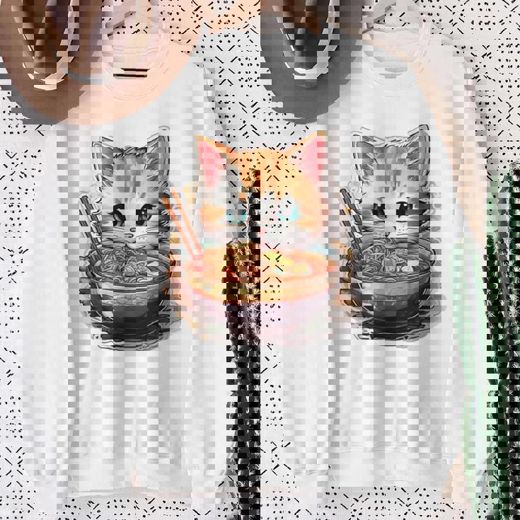 ラーメンを食べている子猫 スウェットシャツ 年配の女性への贈り物