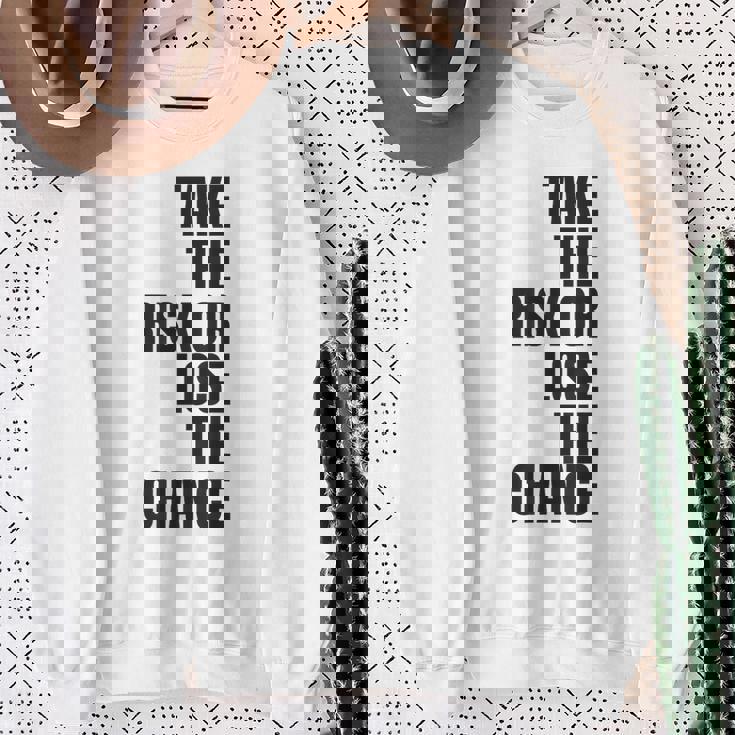 リスクを取るか、チャンスを失うか大胆なモチベーションウェア。 スウェットシャツ 年配の女性への贈り物