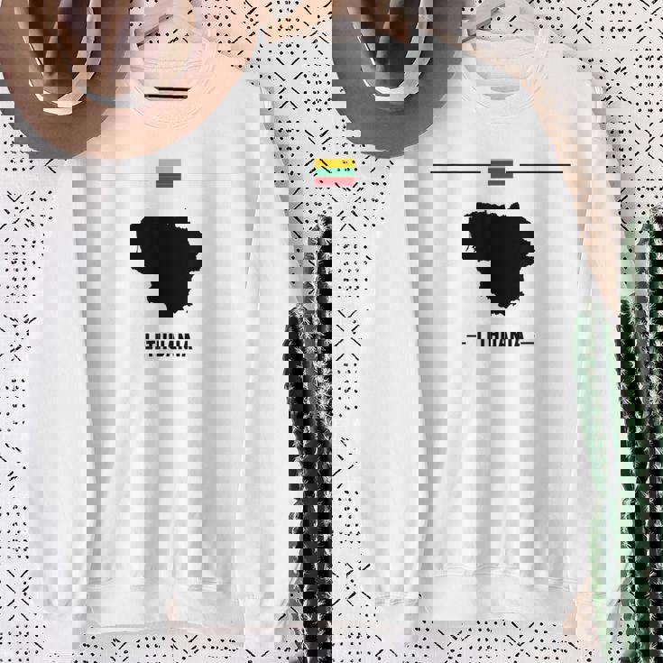 リトアニアの国旗、地図と国名リトアニア。 スウェットシャツ 年配の女性への贈り物