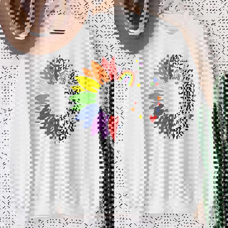 レインボー ヒマワリ ハッピー プライド スウェットシャツ 年配の女性への贈り物