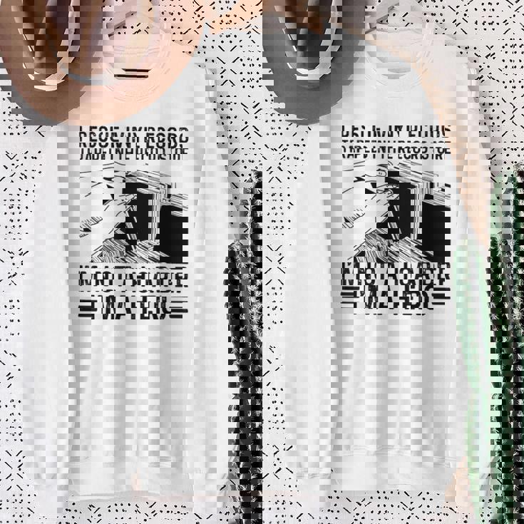 レコード屋に閉じ込められたビニールレコードを救出する スウェットシャツ 年配の女性への贈り物