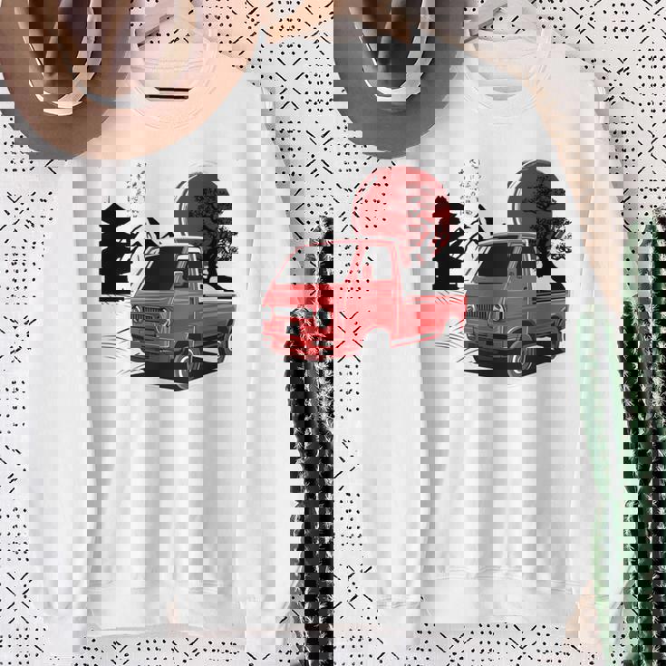 レトロな赤いミニトラックと日本の夕日。 長袖tシャツ スウェットシャツ 年配の女性への贈り物