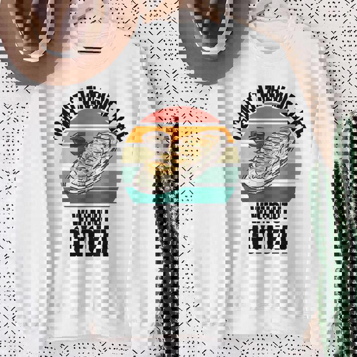 レトロ可愛い餃子 ギョーザなしでは人生は想像できない。 スウェットシャツ 年配の女性への贈り物