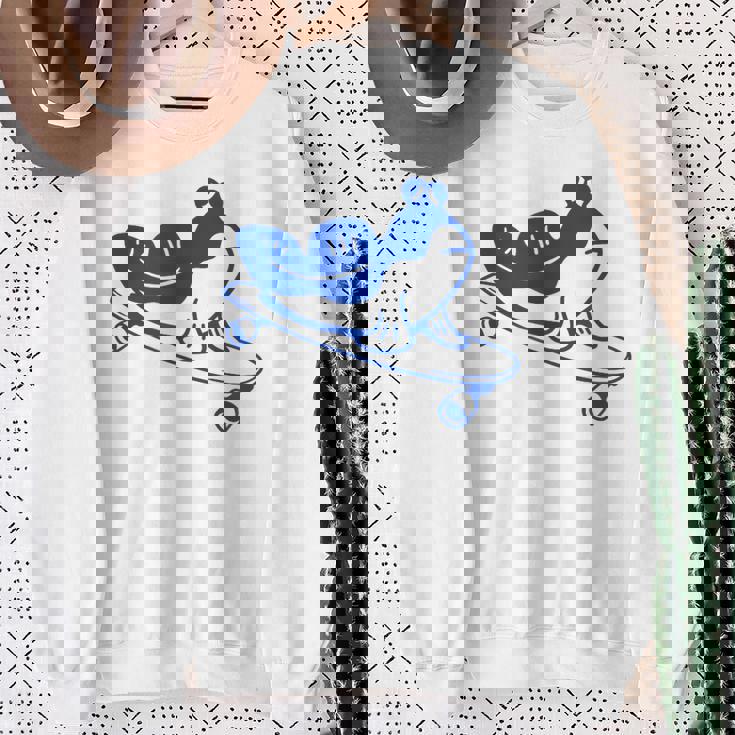 ロングボードライダーのためのミニマルアート。ボード上のマッドスキッパー。 スウェットシャツ 年配の女性への贈り物