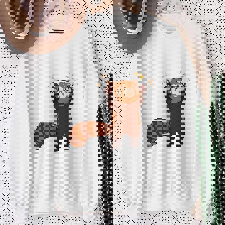 五十歩ひゃっほう レッサーパンダ ネタ ことわざ ことわざのもじり ジョーク ギャグ ダジャレ ツッコミ おもしろ 長袖tシャツ スウェットシャツ 年配の女性への贈り物