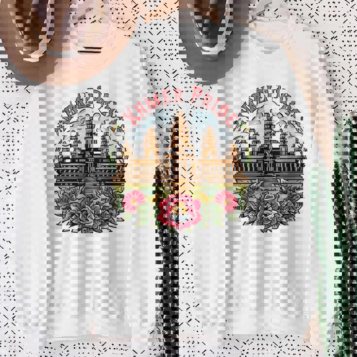 伝統的なカンボジアのクメールタトゥーデザインアンコールワット スウェットシャツ 年配の女性への贈り物