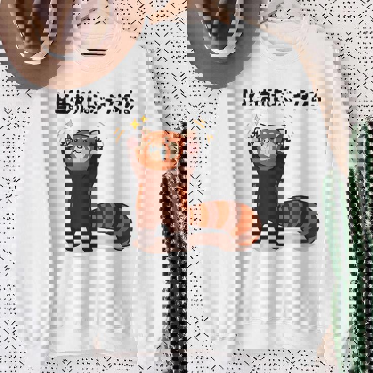 出る杭はぶーたれる レッサーパンダ ネタ ことわざ ことわざのもじり ジョーク ギャグ ダジャレ ツッコミ おもしろ スウェットシャツ 年配の女性への贈り物