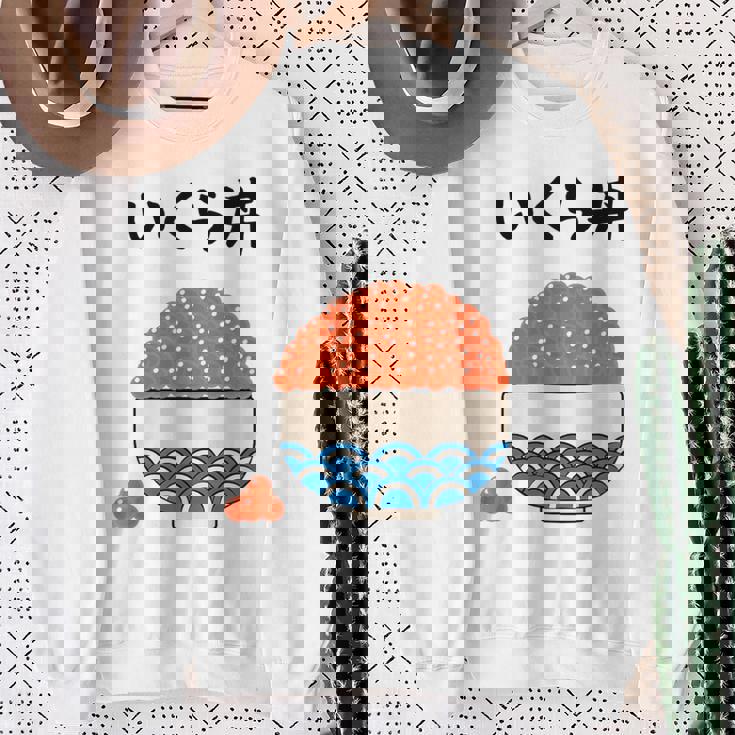 原作【こぼれいくら丼】イクラ丼 ご飯 お米 寿司 ごはん 可愛い おもしろ 面白い 北海道 ネタ ウケ狙い 笑える 変な スウェットシャツ 年配の女性への贈り物