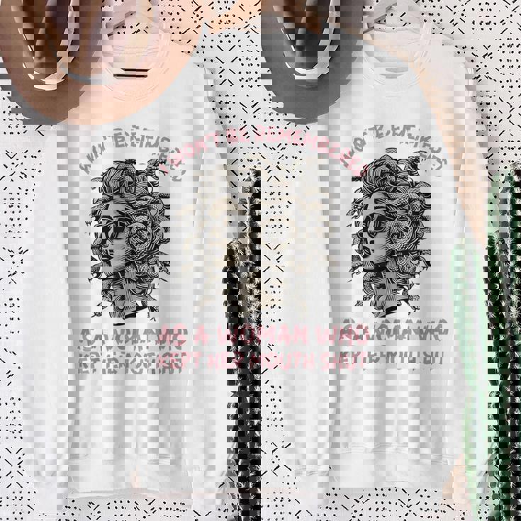 口を閉じた女として 記憶されない スウェットシャツ 年配の女性への贈り物