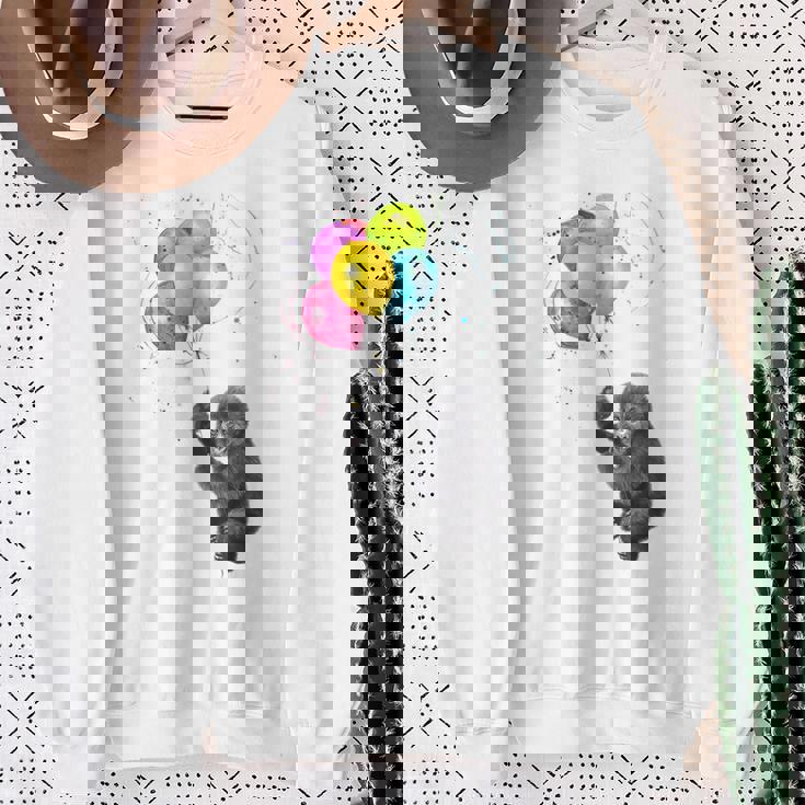 可愛い赤ちゃんのゴリラシルバーバックグラフィックバルーンアートワーク。 スウェットシャツ 年配の女性への贈り物