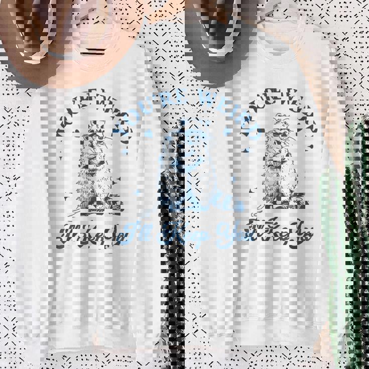 君は奇妙だよ君をキープするチーム・トラッシュ・ラクーン・オポッサム・ミーム スウェットシャツ 年配の女性への贈り物