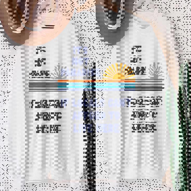 地元の人々がここに住む余裕がないなら、それは楽園ではない スウェットシャツ 年配の女性への贈り物