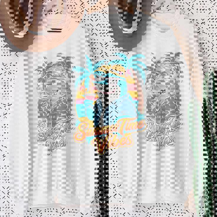 夏休み サメ ビーチ トロピカル サンセット ヤシの木 長袖tシャツ スウェットシャツ 年配の女性への贈り物