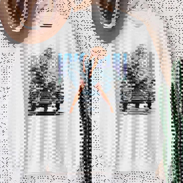 強風ピンナップガールとオールドアメ車のバックプリント スウェットシャツ 年配の女性への贈り物