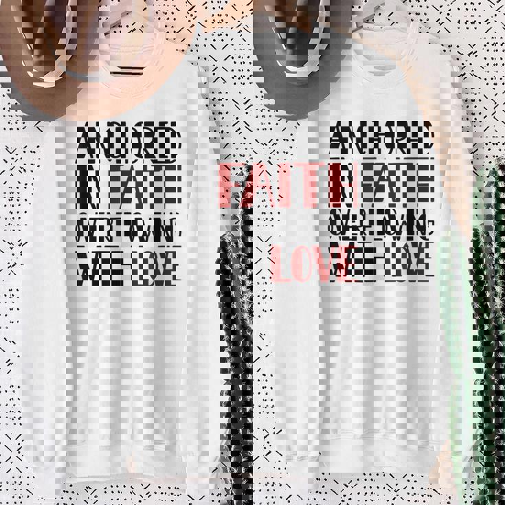 愛にあふれた信仰に定着するキリスト教バレンタイン。 スウェットシャツ 年配の女性への贈り物