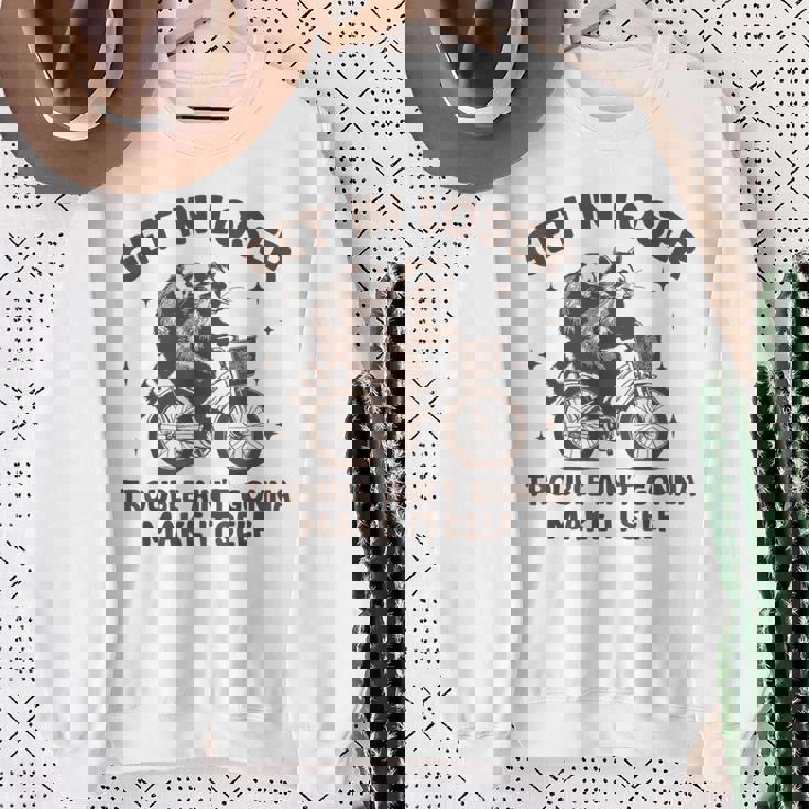 敗者トラブルに巻き込まれてもラクーンポッサムにはならない スウェットシャツ 年配の女性への贈り物