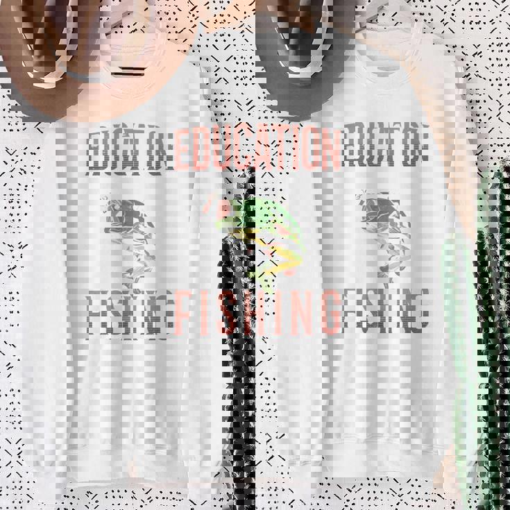 教育は重要ですが、釣りは重要です 面白い 長袖tシャツ スウェットシャツ 年配の女性への贈り物
